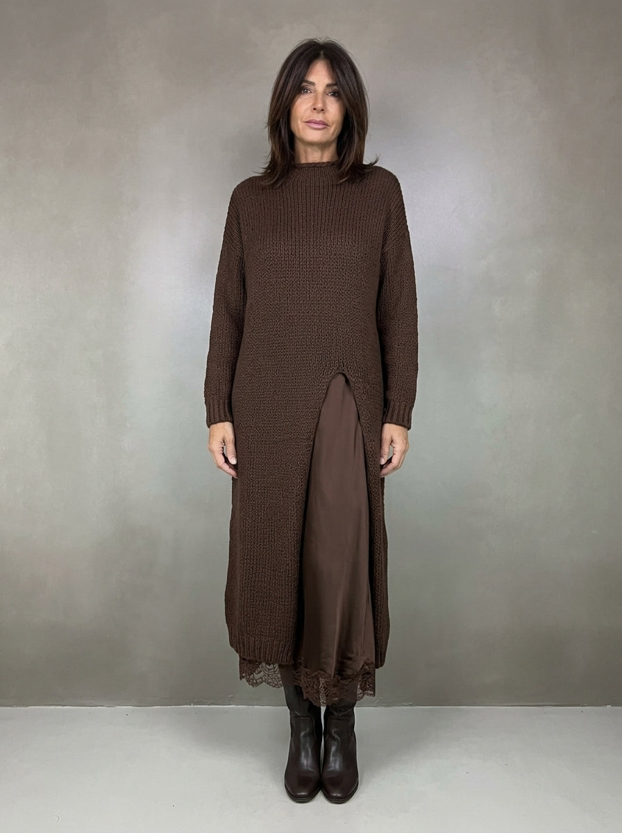 Elga — abito lungo in maglia cioccolato con spacco e sottoveste, vista frontale