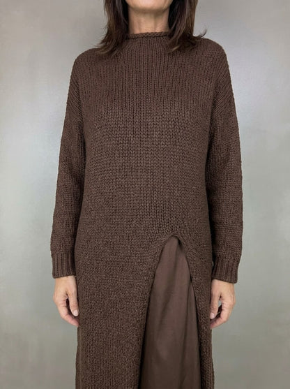 Elga — abito in maglia cioccolato, dettaglio dello spacco con sottoveste in raso e bordo in pizzo