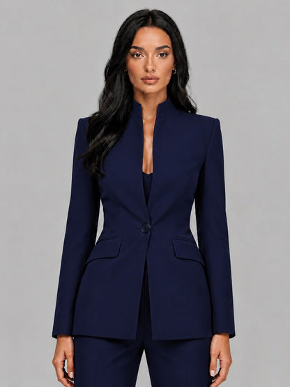 Faustina, completo due pezzi, blu navy, dettaglio del collo a listino, del bottone e delle tasche con patta