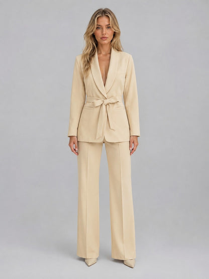 Genziana, completo due pezzi con blazer a collo a scialle e cintura e pantaloni a gamba ampia, beige