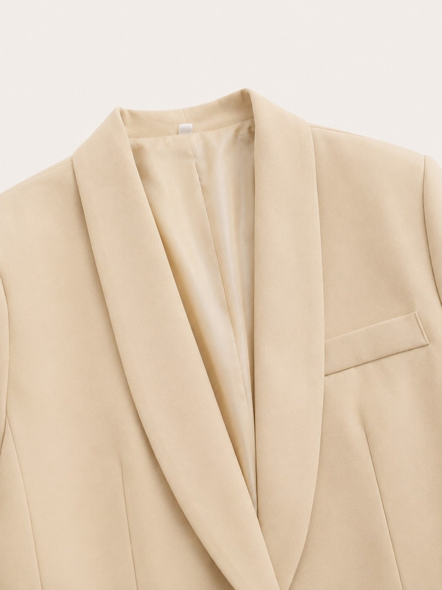 Genziana, dettaglio del collo a scialle del blazer beige con taschino sul petto