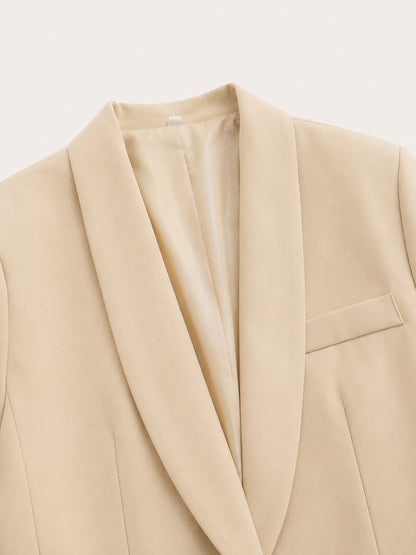 Genziana, dettaglio del collo a scialle del blazer beige con taschino sul petto