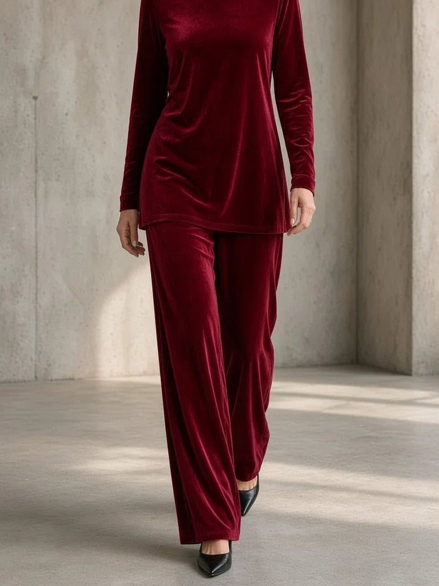 Leandra, completo in velluto con dolcevita e pantalone ampio, bordeaux