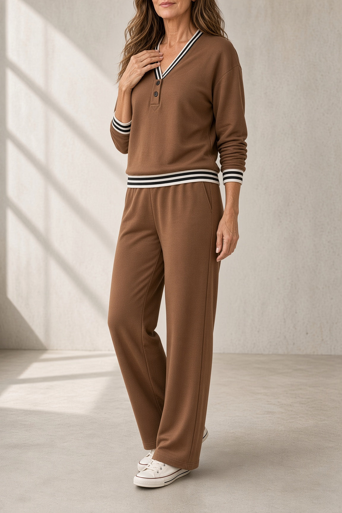 Nicoletta | Completo con Scollo a V e Bordi a Righe