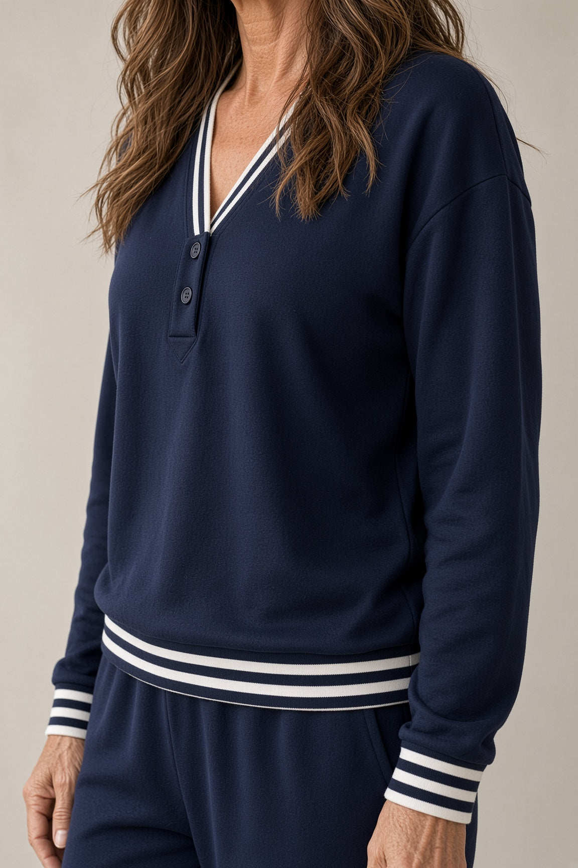Nicoletta | Completo con Scollo a V e Bordi a Righe