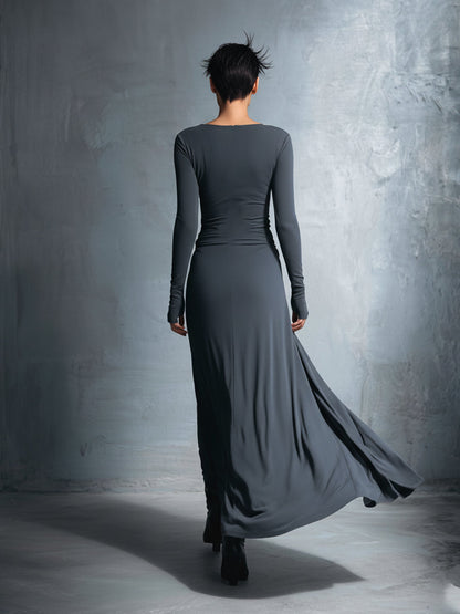 Daniella – abito maxi grigio scuro, retro con gonna in movimento