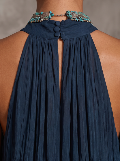 Dettaglio del collo alto di Paula con chiusura a bottone sulla nuca in chiffon blu notte, in studio