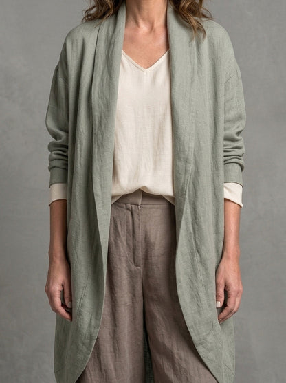 Liberata — completo effetto lino, dettaglio del collo a scialle del cardigan e del top crema con scollo a V