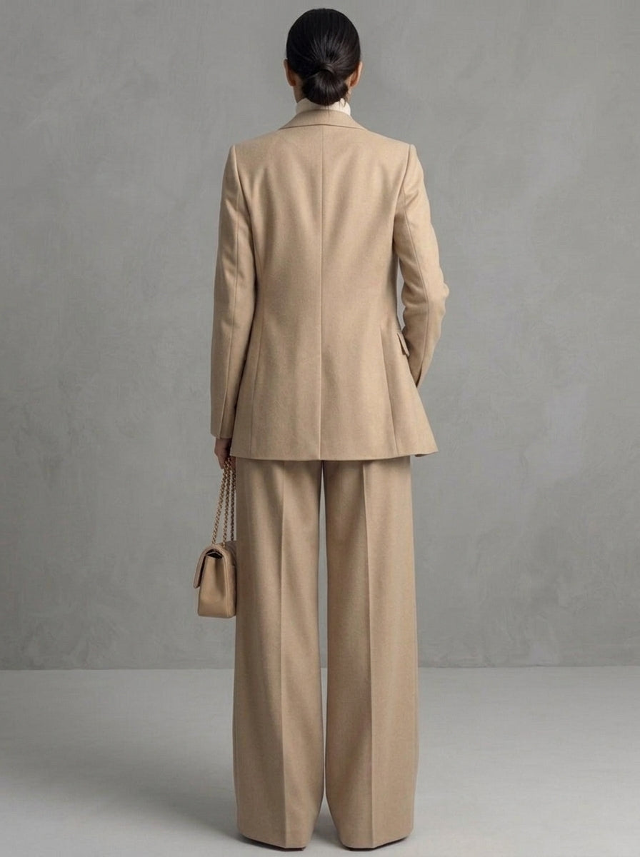 Matelda — completo blazer e pantalone a palazzo beige sabbia, vista posteriore