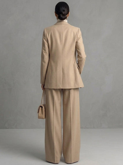 Matelda — completo blazer e pantalone a palazzo beige sabbia, vista posteriore