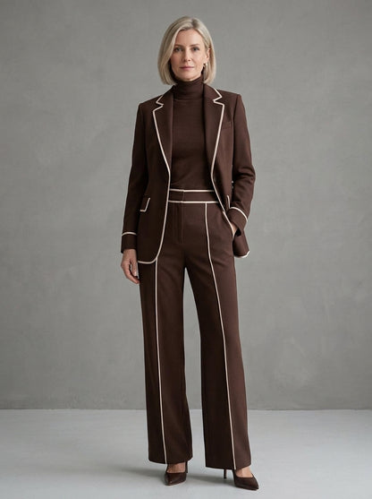 Miriam — completo blazer e pantalone cioccolato con profili panna, vista frontale