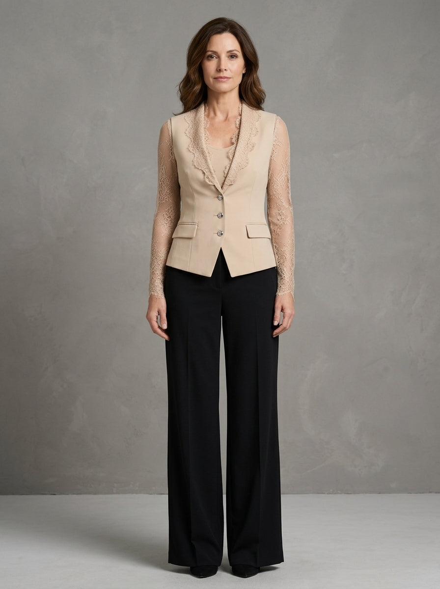 Modesta — top blazer beige in stile gilet con revers e maniche in pizzo, vista frontale