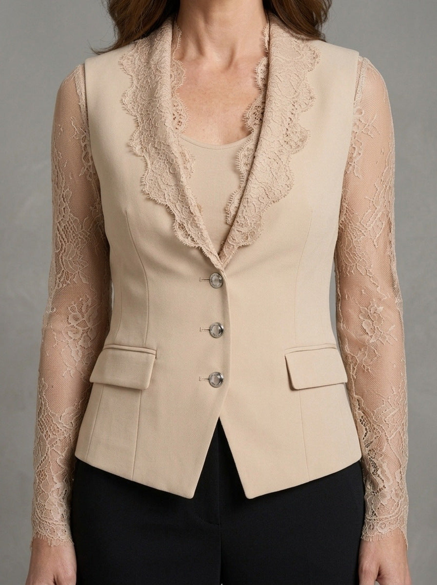 Modesta — top blazer beige, dettaglio dei revers in pizzo, dei bottoni argentati e della tasca a patta