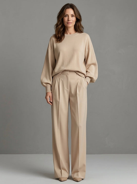 Palma — completo beige con maglione a maniche ampie e pantalone a vita alta, vista frontale