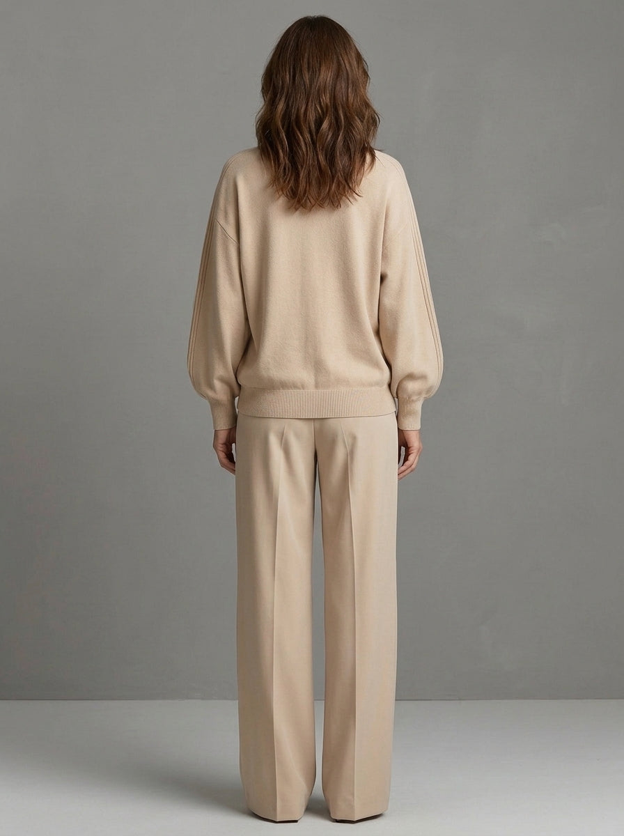 Palma — completo beige con maglione a maniche ampie e pantalone a vita alta, vista posteriore