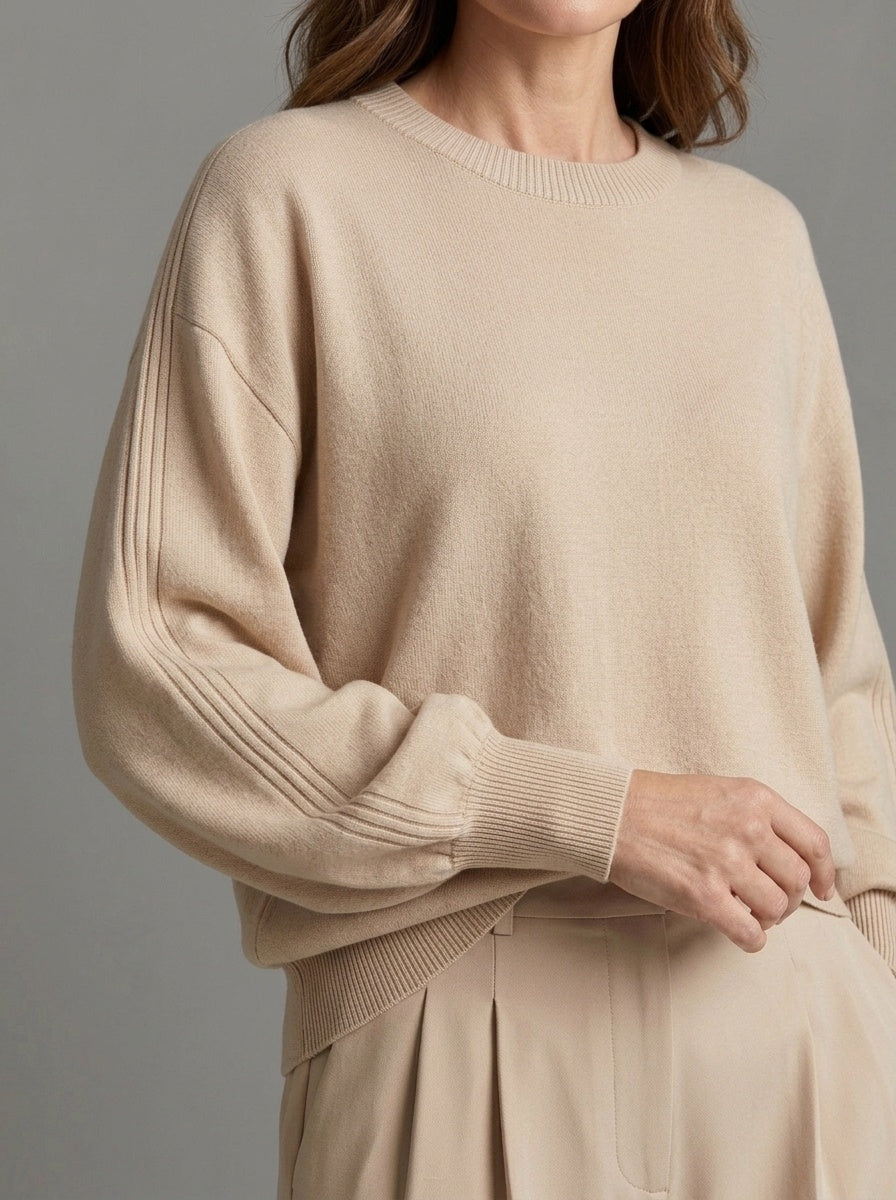 Palma — completo beige, dettaglio del girocollo a coste e delle maniche con cuciture sottili
