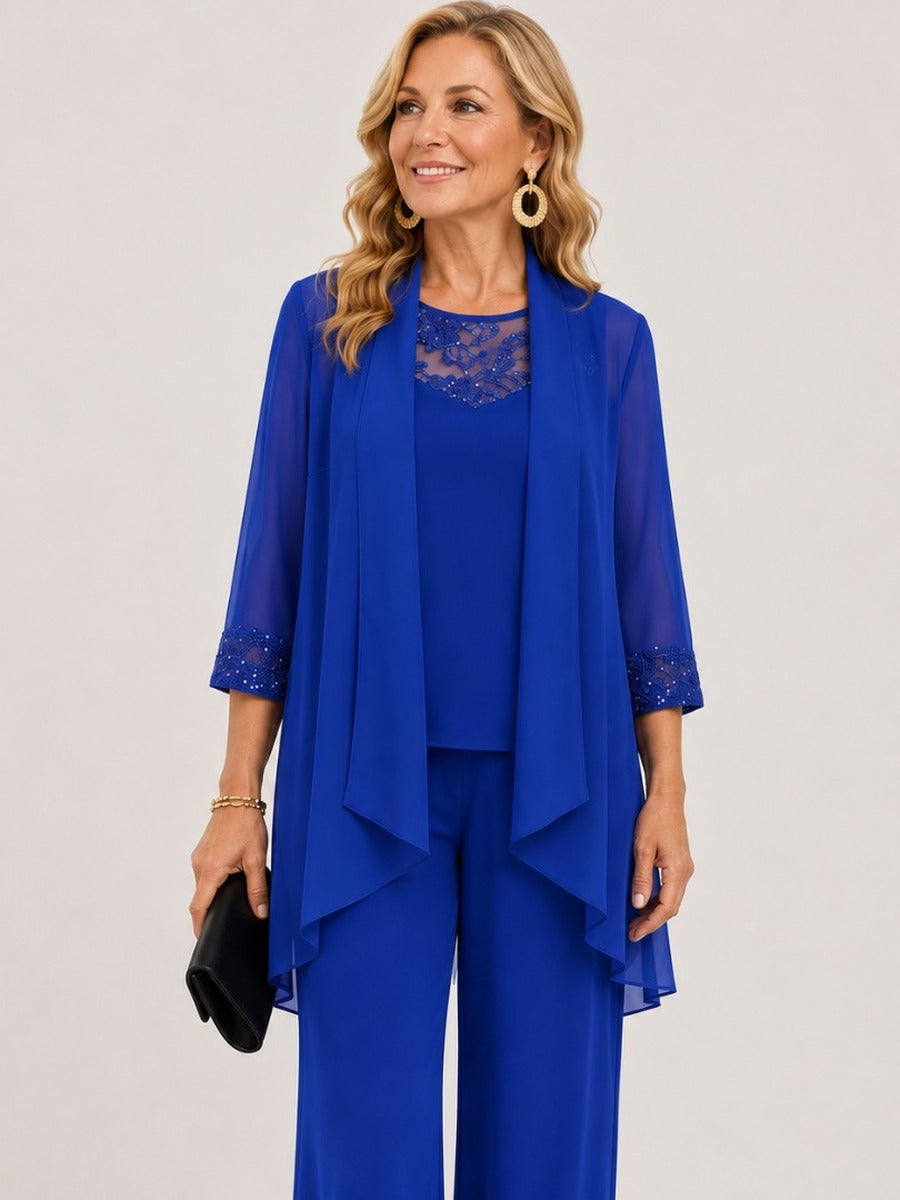 Prisca, completo tre pezzi in blu: dettaglio della giacca in chiffon con polsini ricamati e del top con scollo ricamato